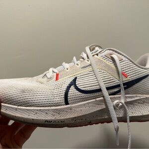 Nike Zoom White and Navy Sneakers